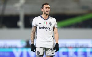 fiorentina-v-fc-internazionale-serie-a-1-1-300x185 Simone Inzaghi guarda a Calhanoglou para...