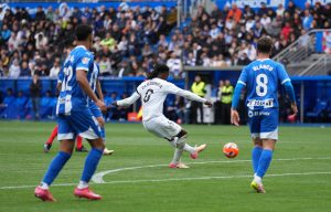 deportivo-alaves-v-real-madrid-cf-la-liga-ea-sports-1-300x192 Refuerza su confianza: Real Madrid veta la salida de Camavinga a...