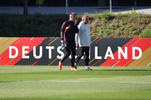 germany-men-training-session-and-press-conference-300x200 Hansi Flick tiene un mensaje para Marc-André ter Stegen
