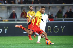 us-lecce-v-as-roma-serie-a-300x200 El FC Barcelona sigue de cerca a un central de la 'Lecce'