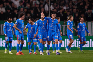 20260206_094624-300x200 El colosal muro rojiblanco en La Cartuja fue David Hancko