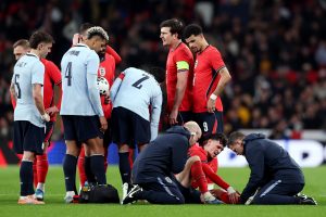 england-v-uruguay-international-friendly-300x200 Destrozan a Araujo en Inglaterra, "Esta fuera de control"