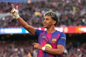 fc-barcelona-v-villarreal-cf-laliga-ea-sports-1-300x200 La medalla de bronce que ganó Lamine Yamal en el Camp Nou