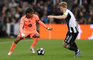 newcastle-united-fc-v-fc-barcelona-uefa-champions-league-2025-26-round-of-16-first-leg-3-300x192 FC Barcelona: Examen final al sustituto de Alejandro Balde