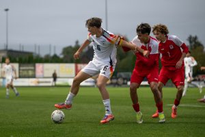 u17-germany-v-u17-luxembourg-uefa-under17-euro-qualifier-1-300x200 Bayern y Man. City le complican un fichaje al FC Barcelona