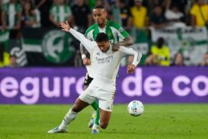 69ebd8a8f19eb-300x200 Un crack defensivo del Real Betis se ofrece al FC Barcelona