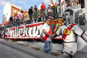 rayo-vallecano-de-madrid-v-racing-club-de-strasbourg-alsace-uefa-conference-league-2025-26-semi-final-first-leg-300x200 La Premier League no le quita ojo a un as del Rayo Vallecano